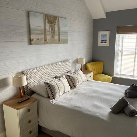 Stylish Tenby Apartment, Great Location, Parking Екстер'єр фото