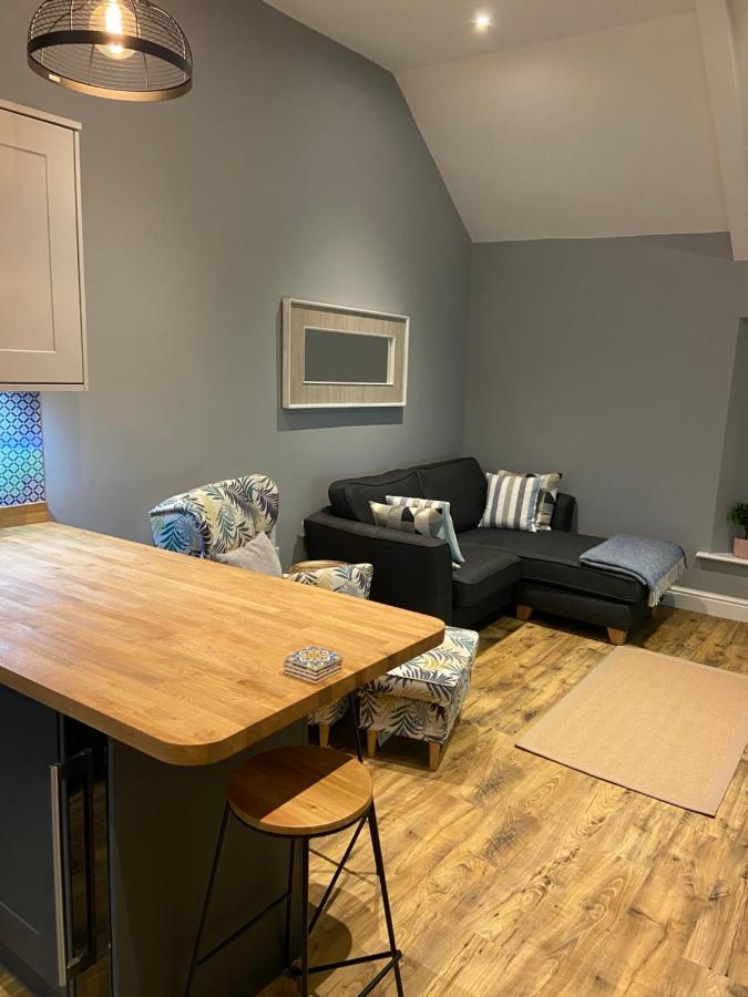 Stylish Tenby Apartment, Great Location, Parking Екстер'єр фото