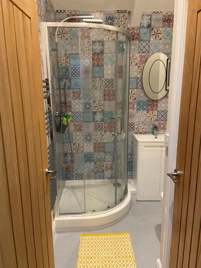 Stylish Tenby Apartment, Great Location, Parking Екстер'єр фото