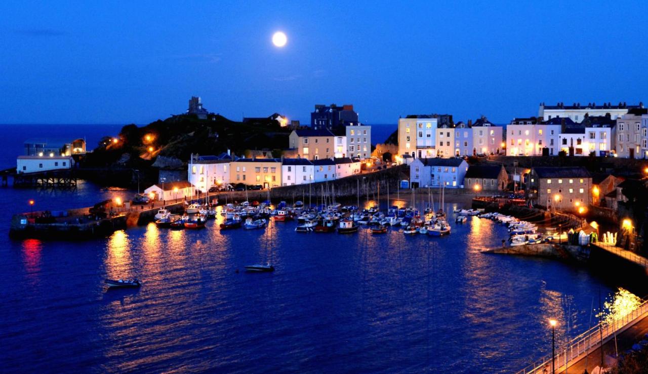 Stylish Tenby Apartment, Great Location, Parking Екстер'єр фото