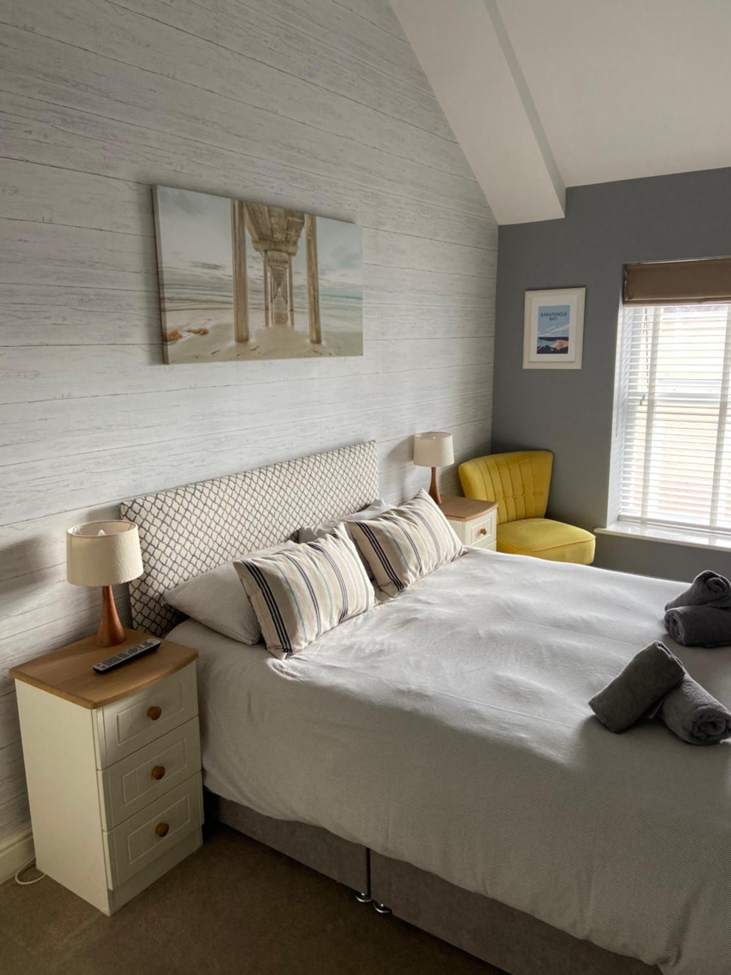 Stylish Tenby Apartment, Great Location, Parking Екстер'єр фото